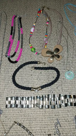 Collares y pulseras variados