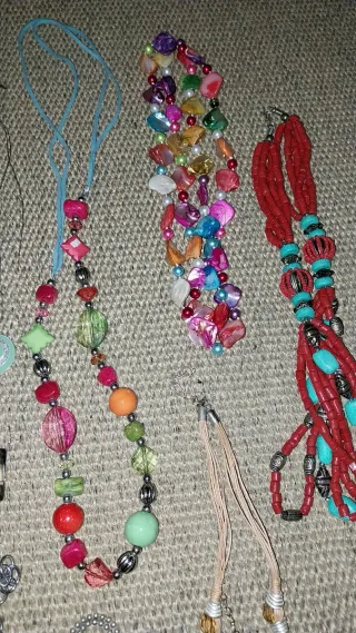 Collares y pulseras variados