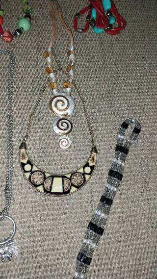 Collares y pulseras variados