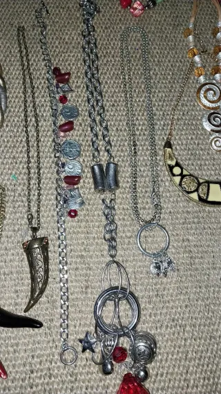 Collares y pulseras variados