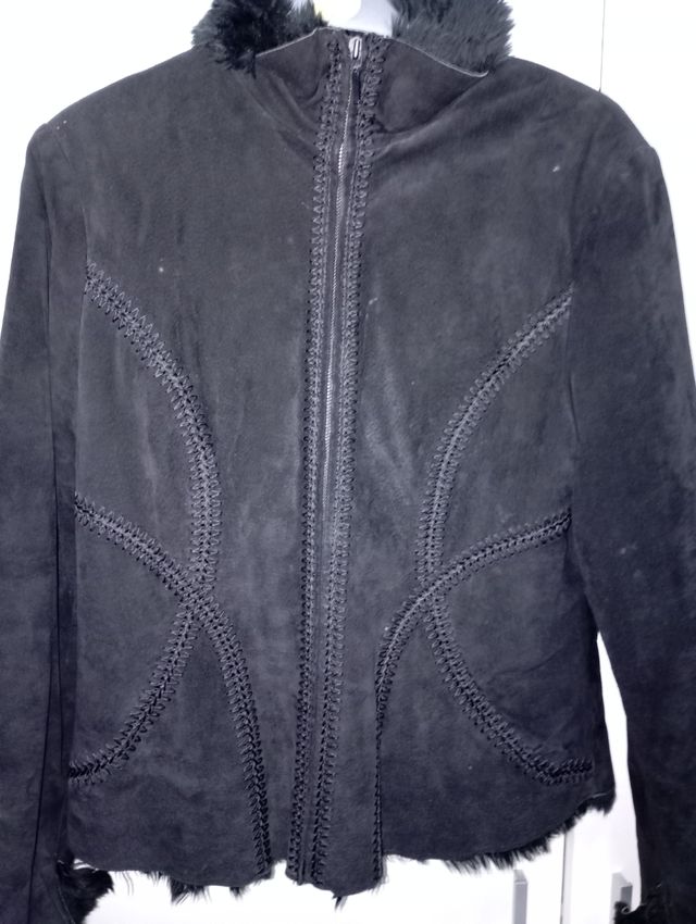 Abrigo negro con detalles