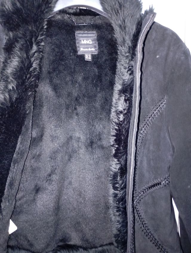 Abrigo negro con detalles