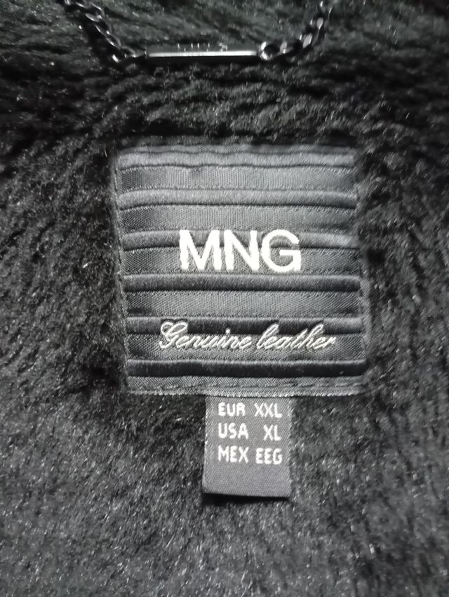 Abrigo negro con detalles