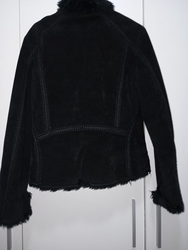 Abrigo negro con detalles