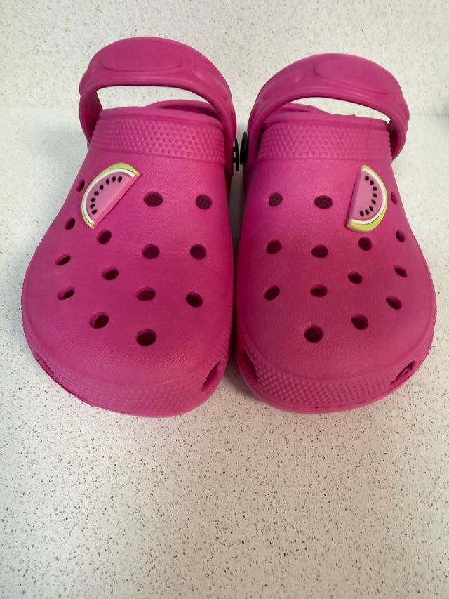 Zuecos piscina fucsia Talla 26