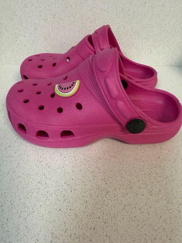 Zuecos piscina fucsia Talla 26