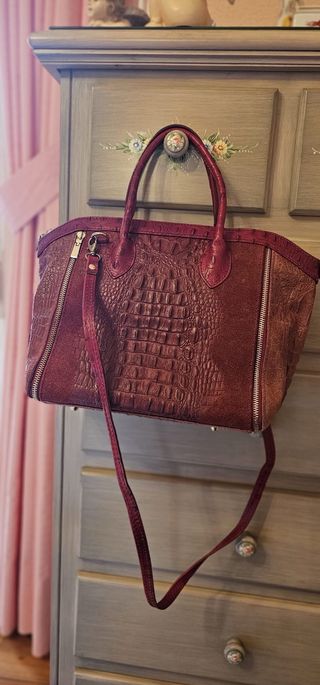 Bolso de piel granate con textura cocodrilo