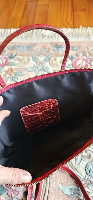 Bolso de piel granate con textura cocodrilo