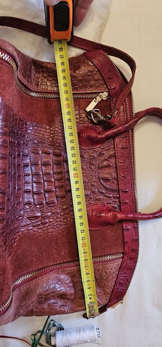 Bolso de piel granate con textura cocodrilo