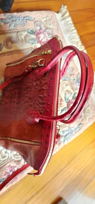 Bolso de piel granate con textura cocodrilo