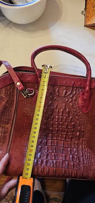 Bolso de piel granate con textura cocodrilo