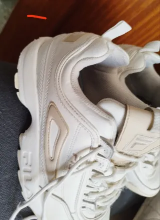 Zapatillas Fila Beige y Blancas