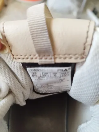 Zapatillas Fila Beige y Blancas