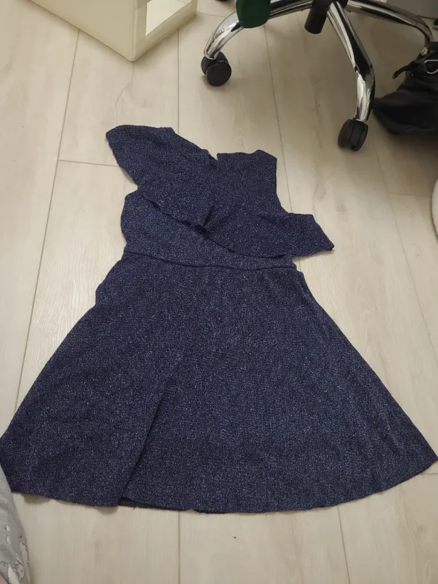 Vestido fiesta azul marino brillante con volante