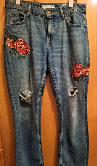 Pantalón vaquero con flores lentejuelas
