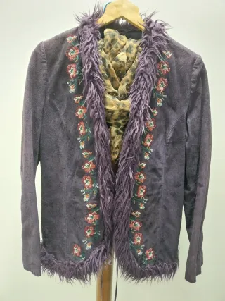 Chaqueta ante morado bordada