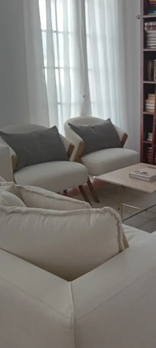 Dos butacas de tela y madera. Precio por uni dad