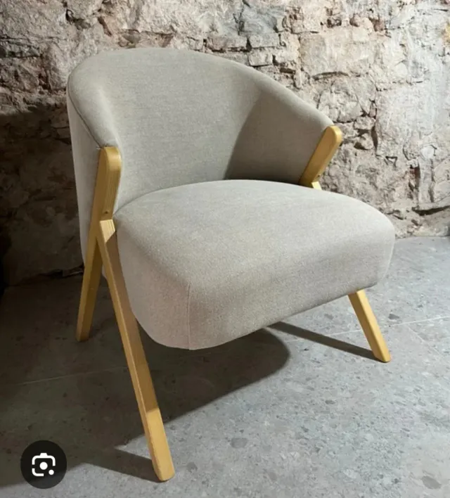 Dos butacas de tela y madera. Precio por uni dad