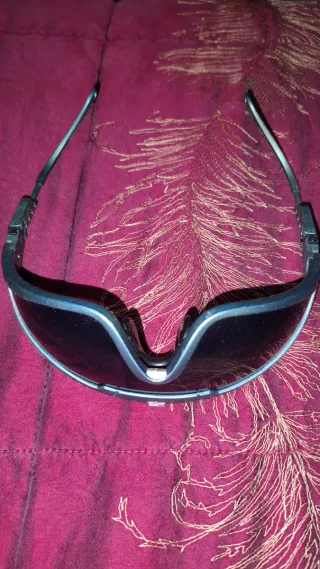 Occhiali da sole neri e multicolore