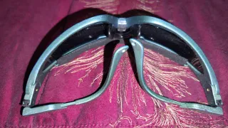 Occhiali da sole neri e multicolore