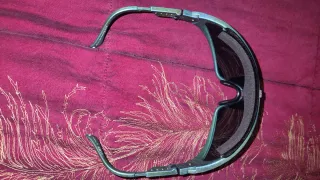 Occhiali da sole neri e multicolore