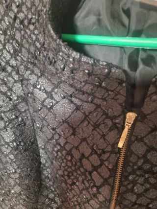 Chaqueta brillante negra con cremallera