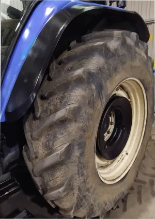 Tractor New Holland TM135 con pala TENÍAS