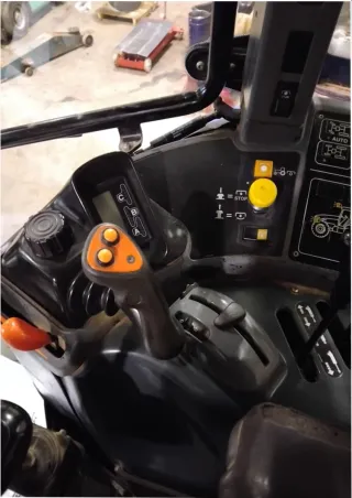 Tractor New Holland TM135 con pala TENÍAS