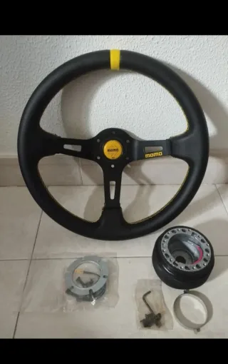 Volante Deportivo Momo Negro con Costuras Amarilla