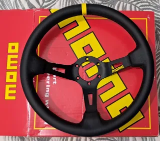 Volante Deportivo Momo Negro con Costuras Amarilla