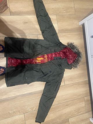 Chaqueta verde con forro rojo y capucha