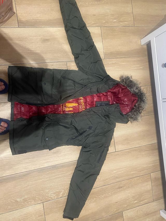 Chaqueta verde con forro rojo y capucha