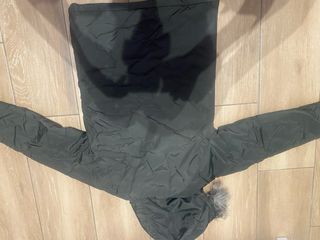 Chaqueta verde con forro rojo y capucha