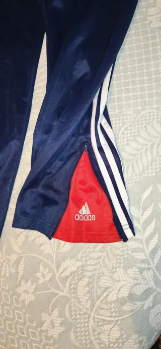 Pantalón chándal Adidas azul y rojo