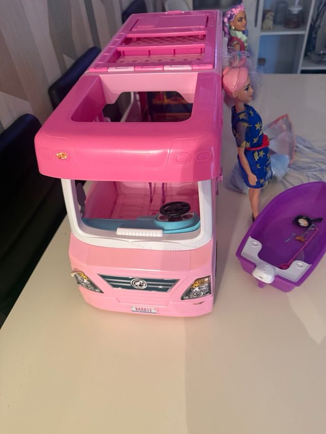 Caravana Barbie con muñecas y accesorios