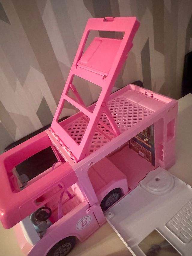Caravana Barbie con muñecas y accesorios