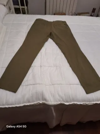 Pantalón chino verde oliva