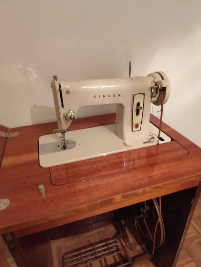 Máquina de coser Singer antigua con mueble