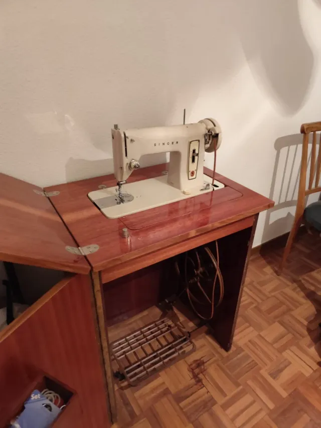 Máquina de coser Singer antigua con mueble