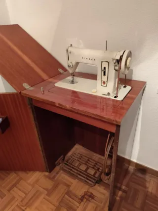 Máquina de coser Singer antigua con mueble