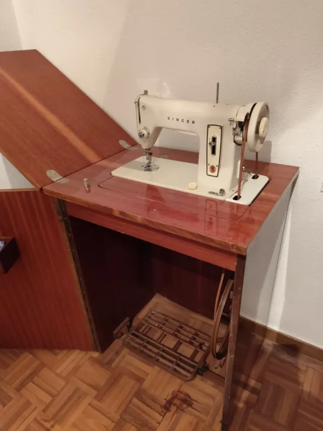 Máquina de coser Singer antigua con mueble