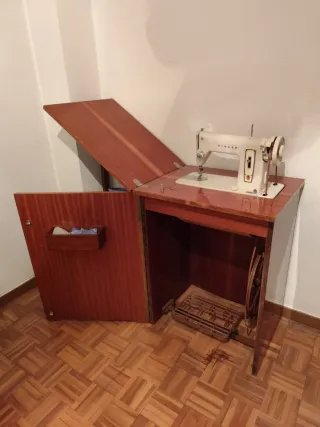 Máquina de coser Singer antigua con mueble