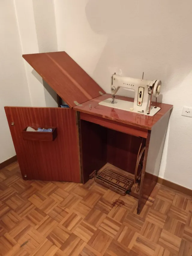 Máquina de coser Singer antigua con mueble
