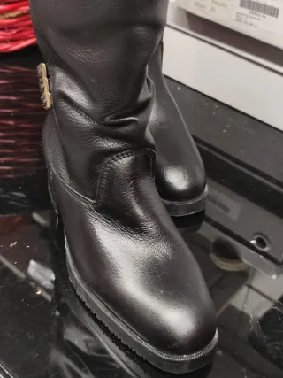 Botas altas negras con hebillas doradas