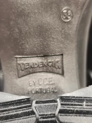 Botas altas negras con hebillas doradas