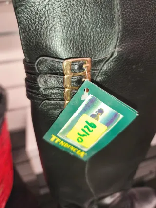 Botas altas negras con hebillas doradas