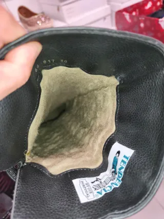 Botas altas negras con hebillas doradas