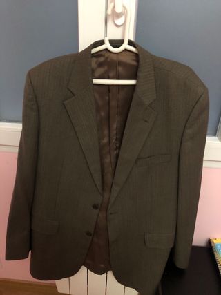 Traje marrón y gris