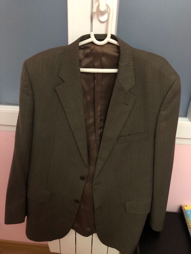 Traje marrón y gris