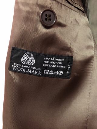 Traje marrón y gris